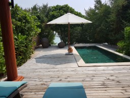 Kudafushi Resort & Spa - Aussenbereich der Beach Villa